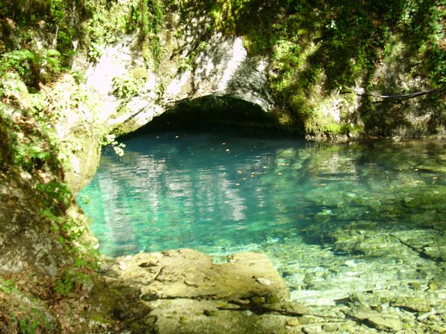 La source bleue ... comme mes pieds congelés pour prendre la photo !